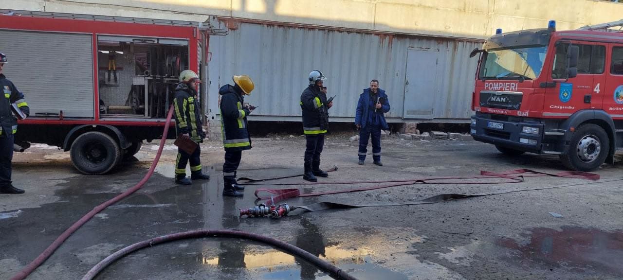 В столице на складе для упаковки зерна произошел пожар