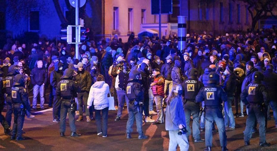 В Германии десятки тысяч человек протестовали против COVID-ограничений