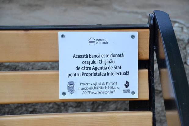 Încă două bănci au fost dăruite Chișinăului, în cadrul proiectului „Donate-A-Bench”