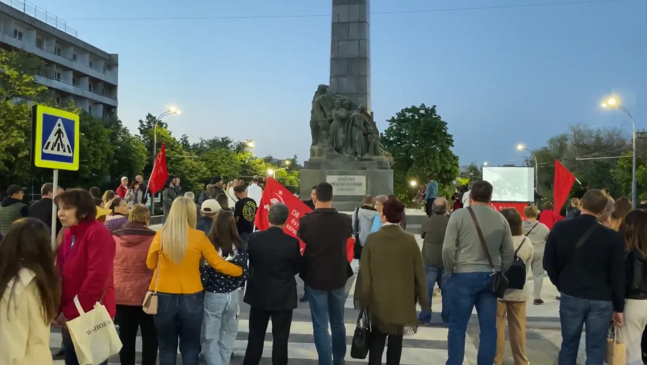 В Кишинёве зажгли тысячи свечей в память каждого дня Великой Отечественной войны