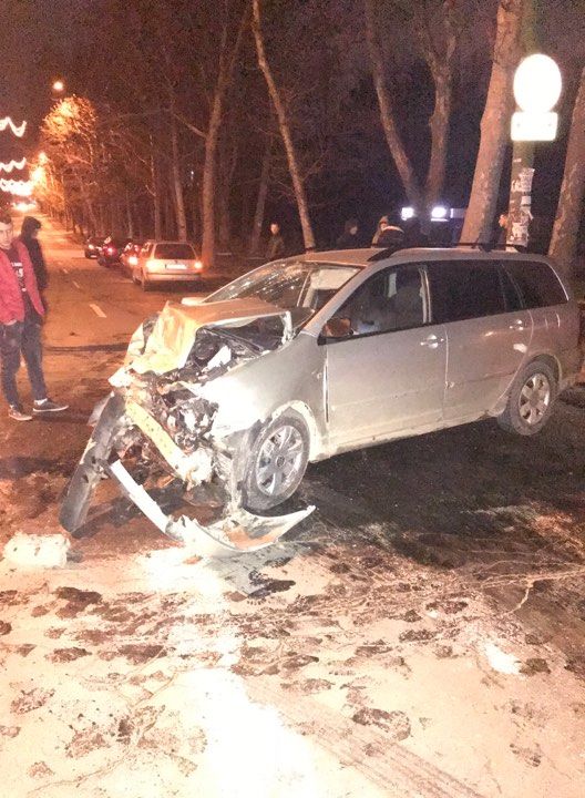 Accident nocturn în Capitală: O Toyota s-a „pupat” cu un Logan