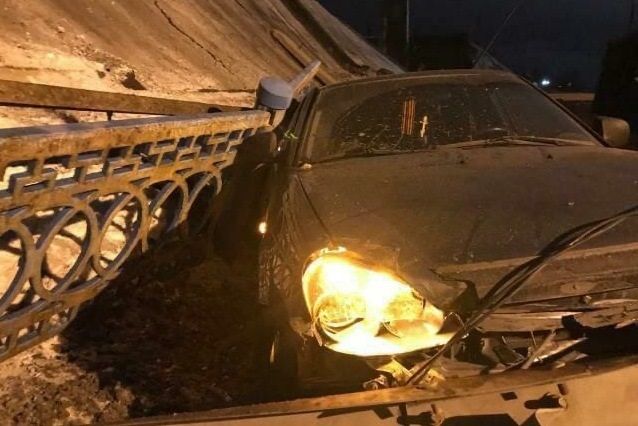 В России из-за колонны грузовиков рухнул мост
