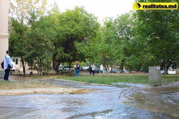В столице из-за лопнувшей трубы затопило улицу