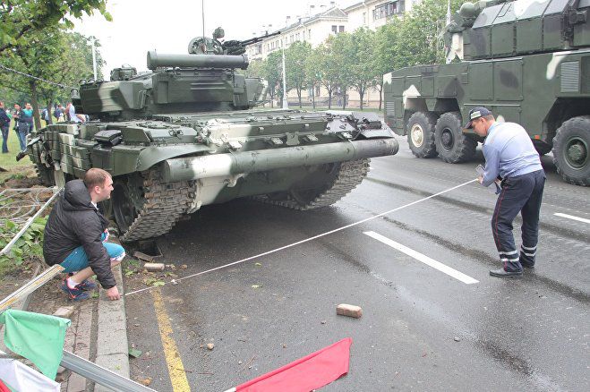 На репетиции парада в Минске танк врезался в столб