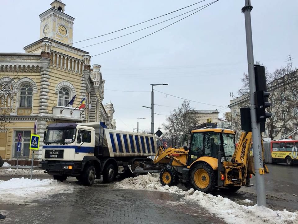 Сильвия Раду лично следит за уборкой снега с обочин улиц Кишинева