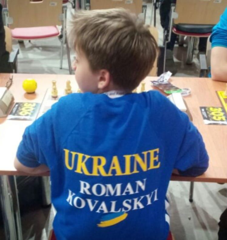Мать юного украинского шахматиста похвасталась, как ее сын отказался говорить по-русски