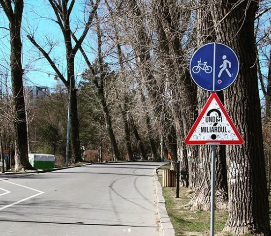В столице появился необычный дорожный знак: "Где миллиард?"