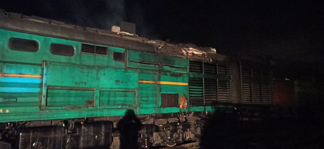 Локомотив с вагонами, загруженными песком, загорелся в Яловенском районе