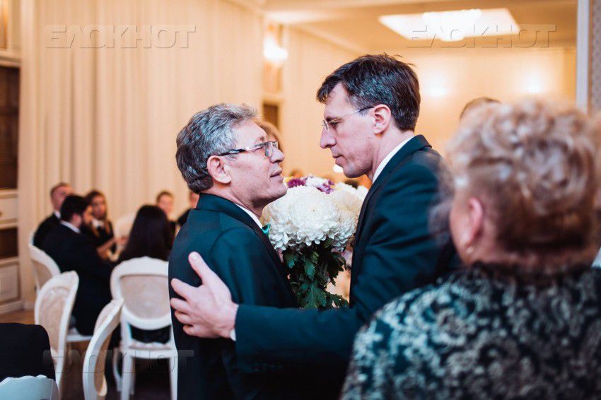 Михаю Гимпу на 65-летие подарили велосипед и торт в виде «Великой Румынии»