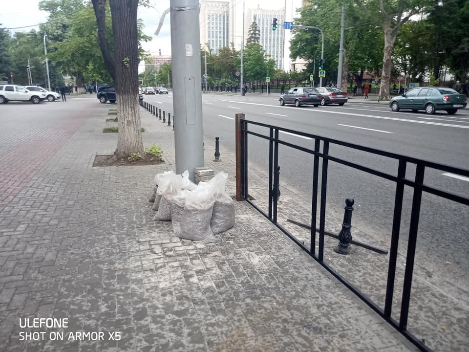 В центре Кишинева появились новые автомобильные ограждения