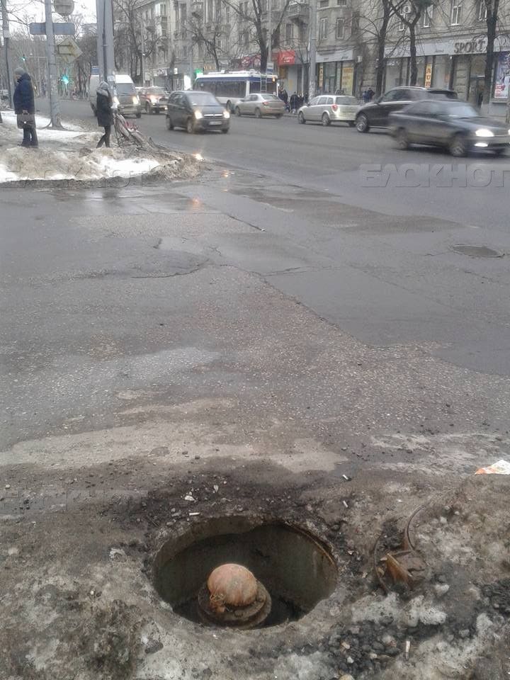 В центре Кишинева обнаружили неприкрытый люк