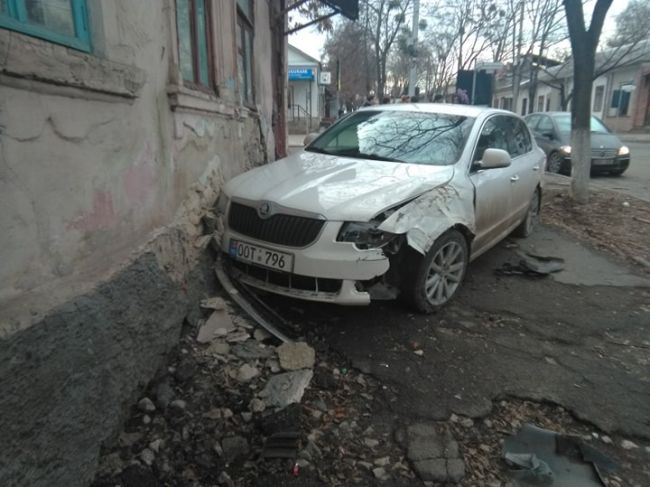 В центре Кишинёва произошло ДТП с участием машины такси