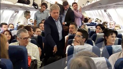 Premierul României uimeşte din nou: A fost surprins la clasa economică în avionul spre Germania