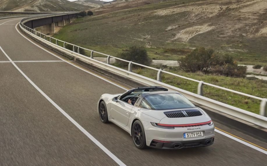 Легендарный Porsche 911 обзавелся новыми версиями GTS