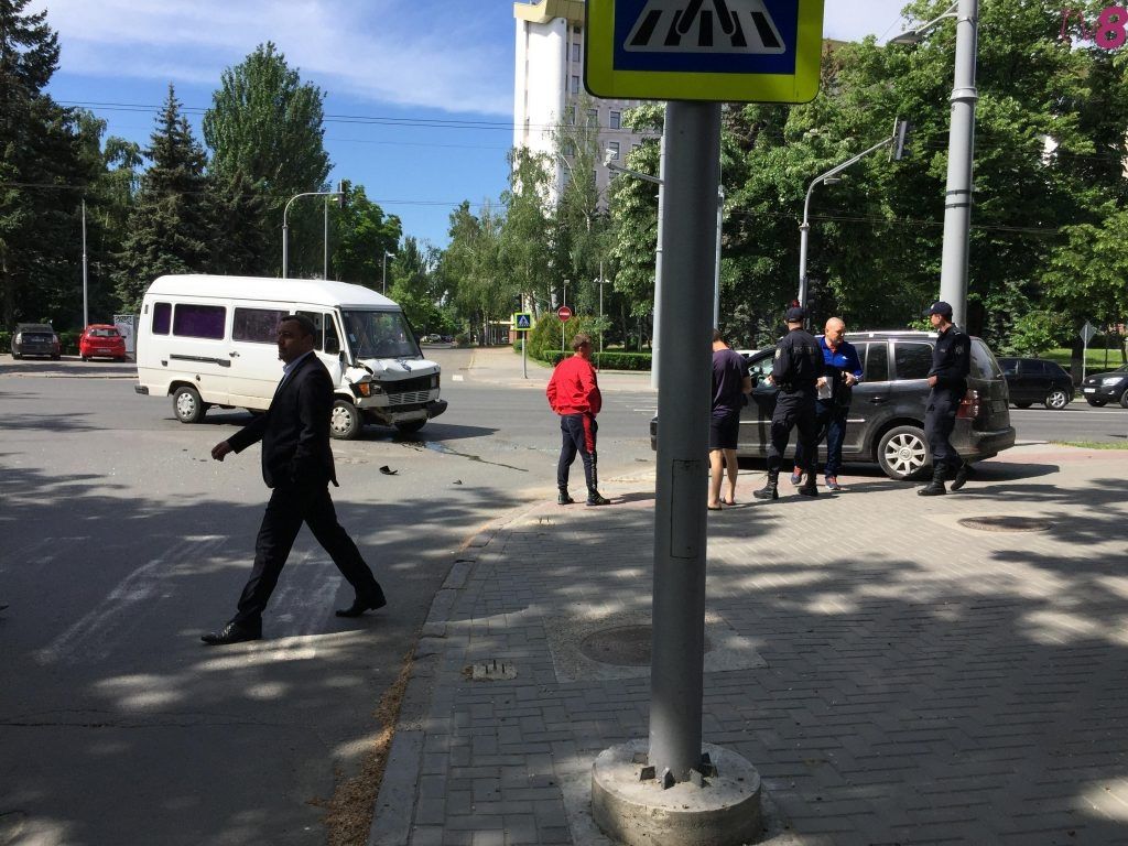 У здания президентуры столкнулись два автомобиля