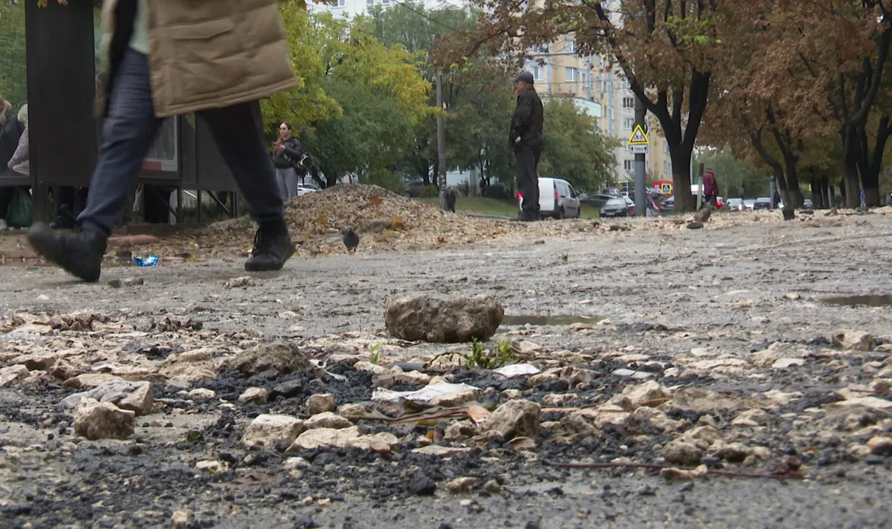 Trotuarele din Capitală, deteriorate în urma ploilor: Primăria promite să intervină