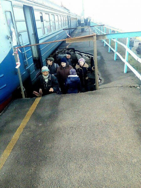 В Украине люди ждали поезд в яме, образовавшейся после обвала платформы