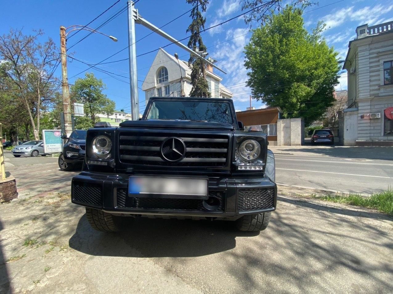 Никифорчук припарковал свой Gelandewagen на тротуаре в центре Кишинева