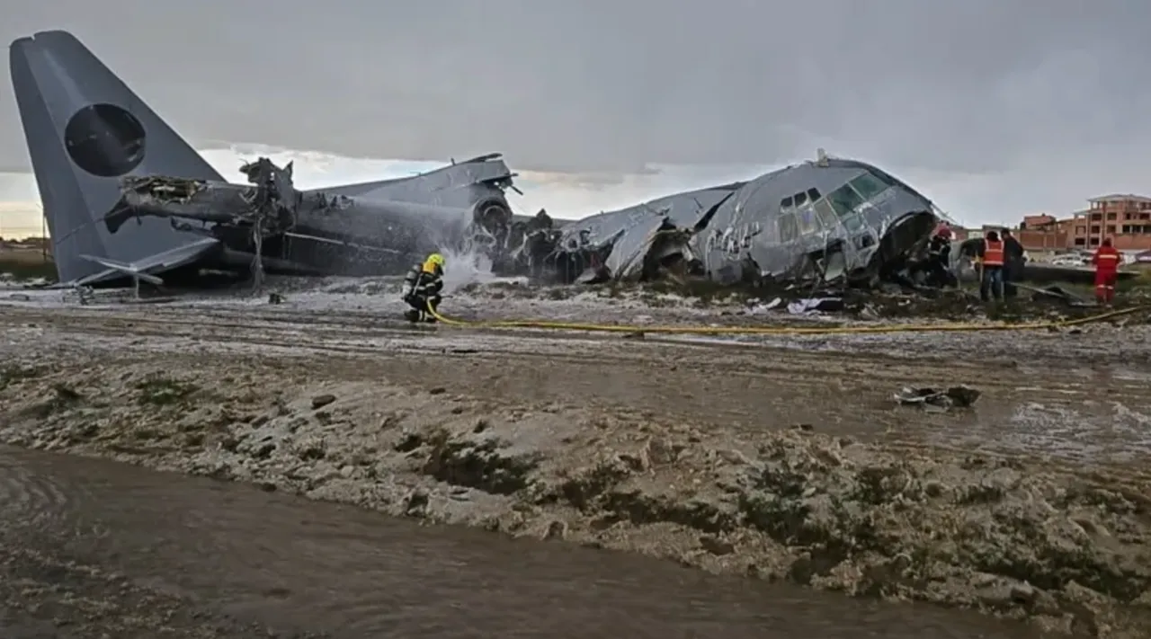 Un avion care transporta bani s-a prăbușit pe o autostradă aglomerată din Bolivia