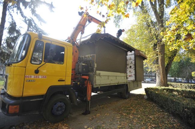 За 10 дней из парка "Штефан чел Маре" эвакуировали 30 торговых киосков