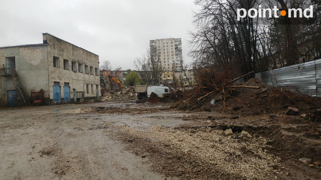 На месте полуразрушенной "Юности" началось строительство