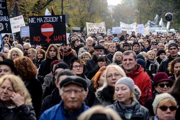 В Польше снова бастуют против запрета абортов