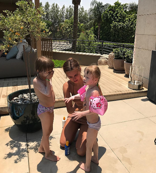 Xenia Deli își petrece vacanța alături de niște copii nevoiași