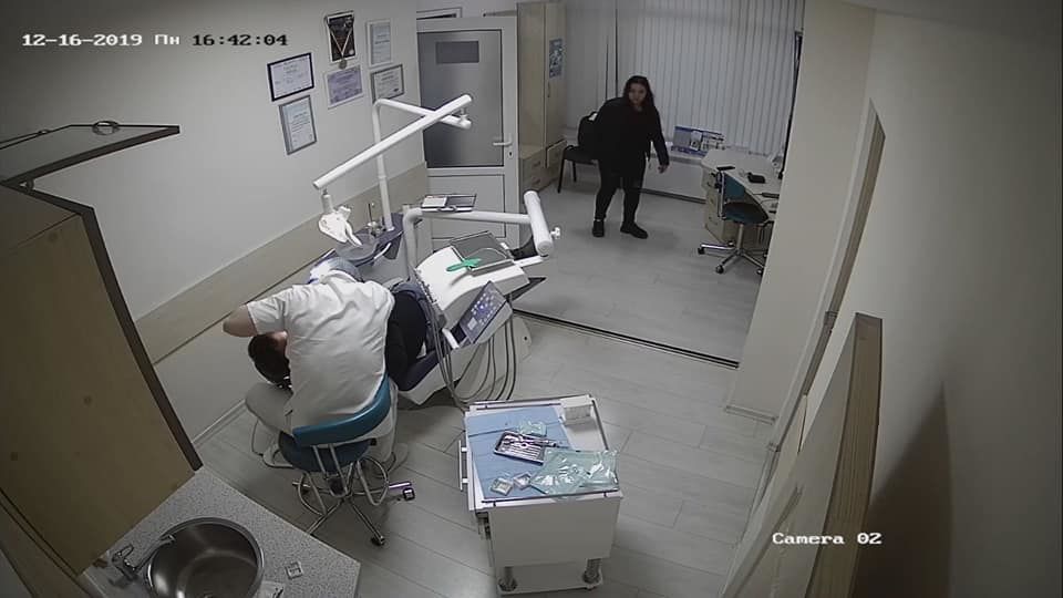 В столице девушка совершила кражу в присутствии стоматолога и пациента