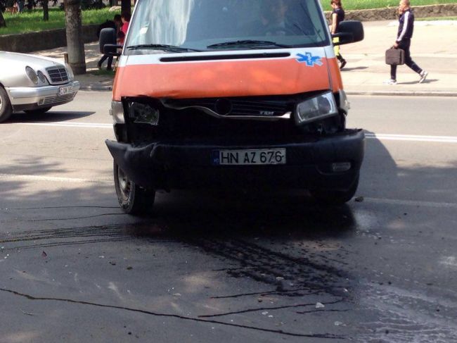 Un sofer din capitala a doborat cu BMW-ul un semafor dupa ce s-a ciocnit violent cu o ambulanta