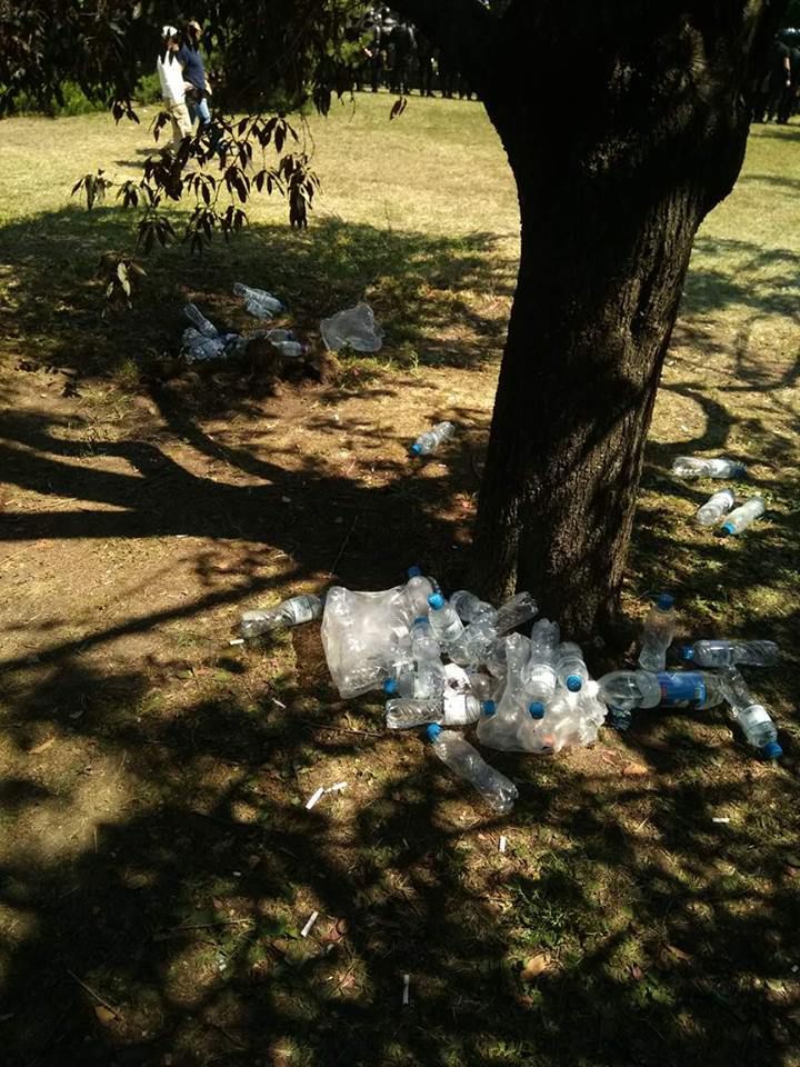 Manifestanții au plecat, gunoiul a rămas. Sticle și pancarte aruncate pe jos de susținătorii votului mixt