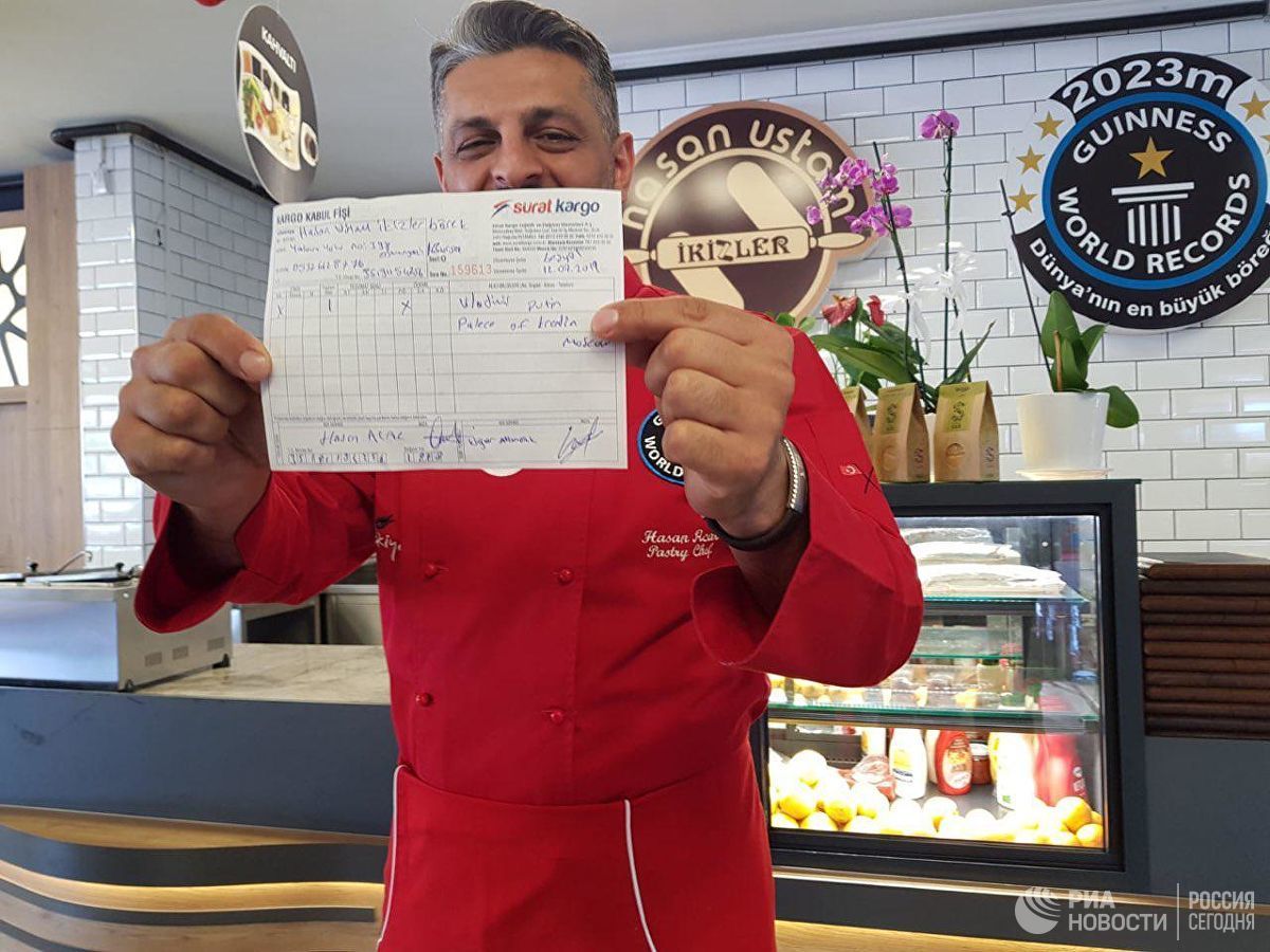 Турецкий кондитер-рекордсмен отправил пирог Путину в честь поставок С-400