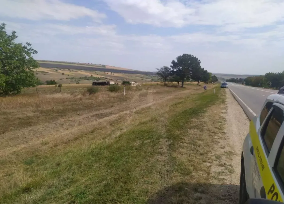 Accident la Sângerei: Un camion care transporta scânduri s-a răsturnat
