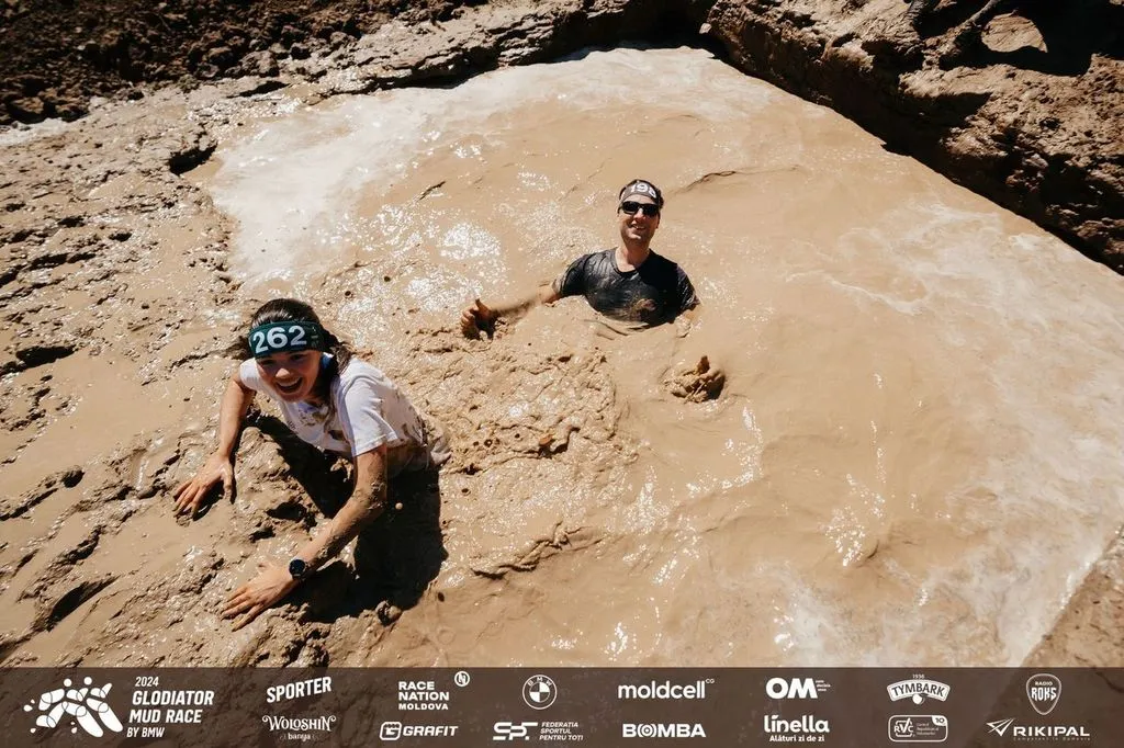 Glodiator Mud Race by BMW искупал в грязи 500 человек