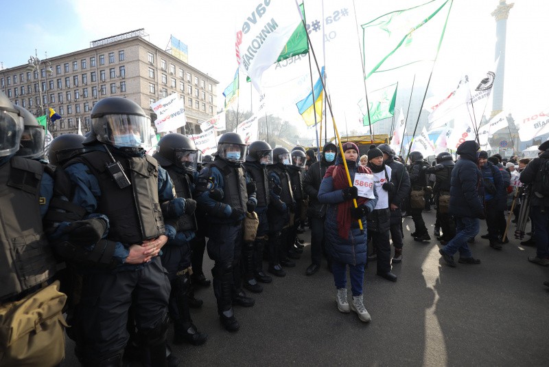 Столкновения в Киеве с протестующими: в силовиков швыряли яйца