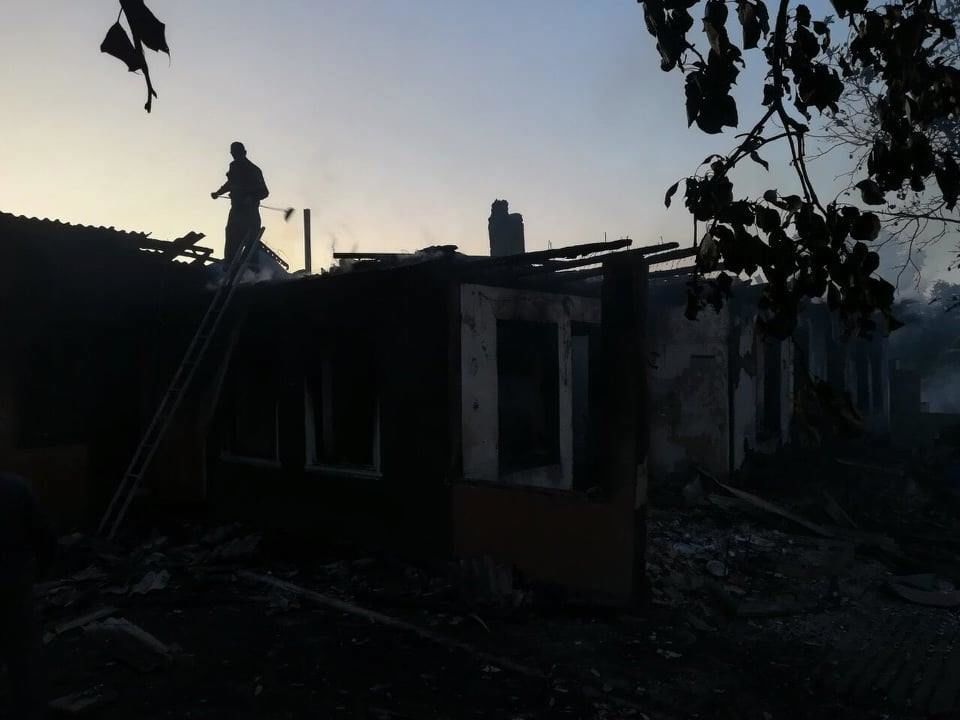 Пожар в Садова: пожарные не дали огню распространиться на соседние дома
