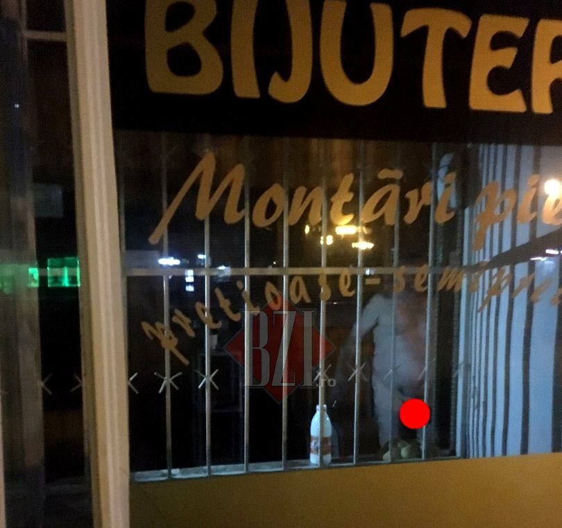 Голый мужчина на витрине в Яссах вызвал удивление жителей