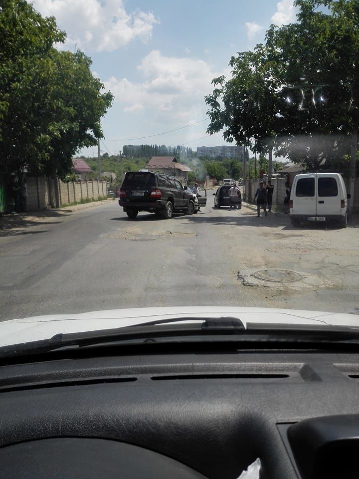 Ciocnire violentă dintre 2 automobile în Durlești: Cauza ar fi gropile de pe drum