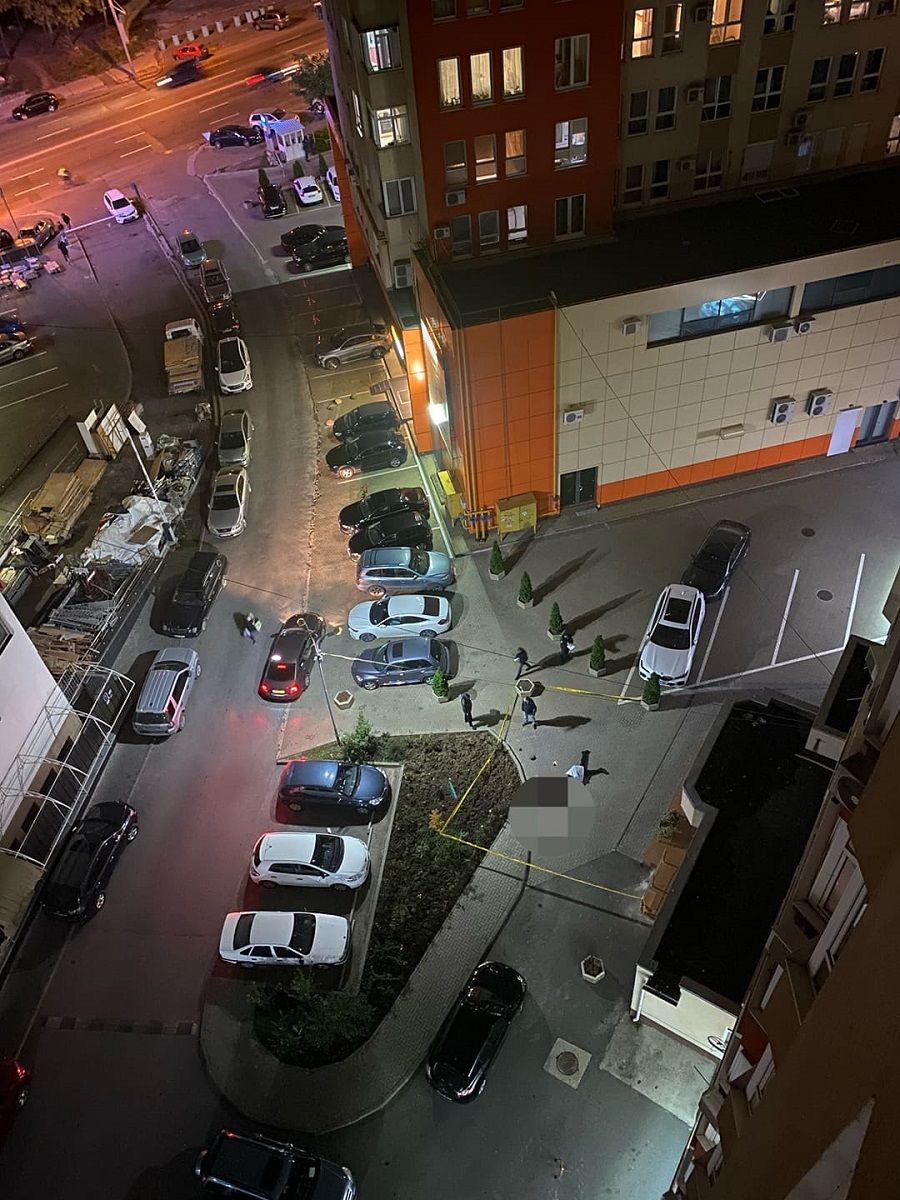 Мужчина скончался, упав с 13-го этажа жилого дома в столице