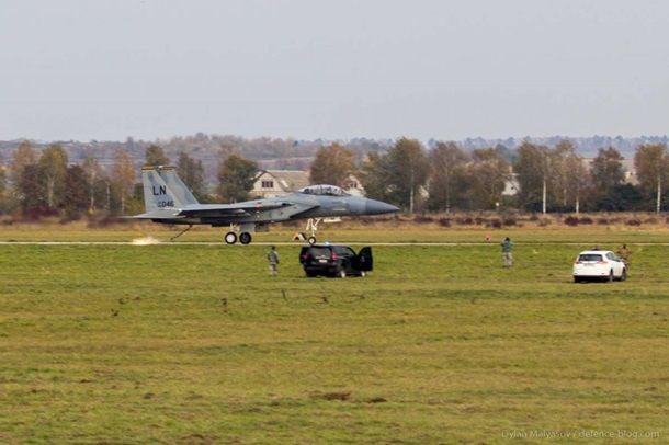 Истребитель США аварийно приземлился в Украине