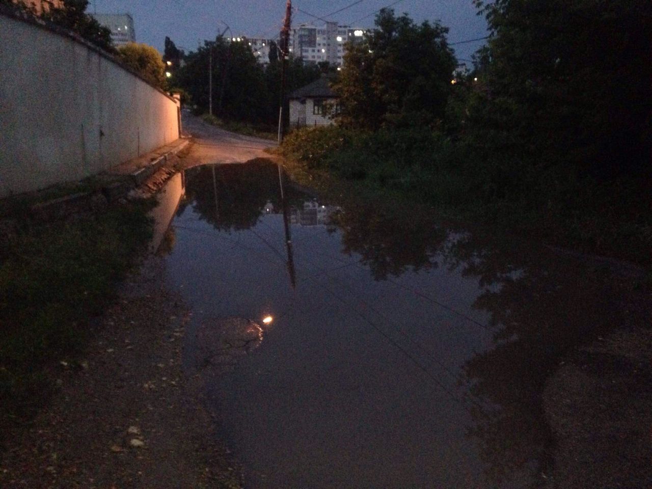 Проливной дождь размыл улицу в микрорайоне Скиносы