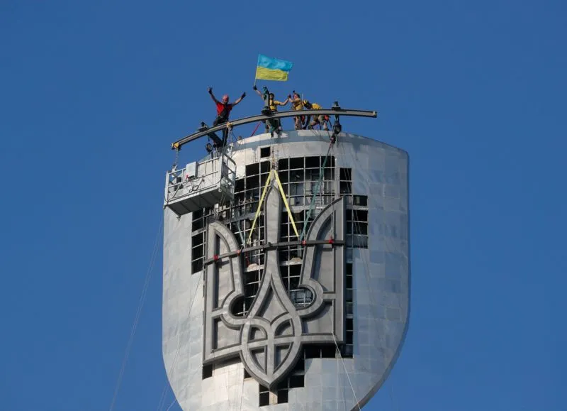 Герб Украины установлен на щите монумента "Родина-мать" в Киеве