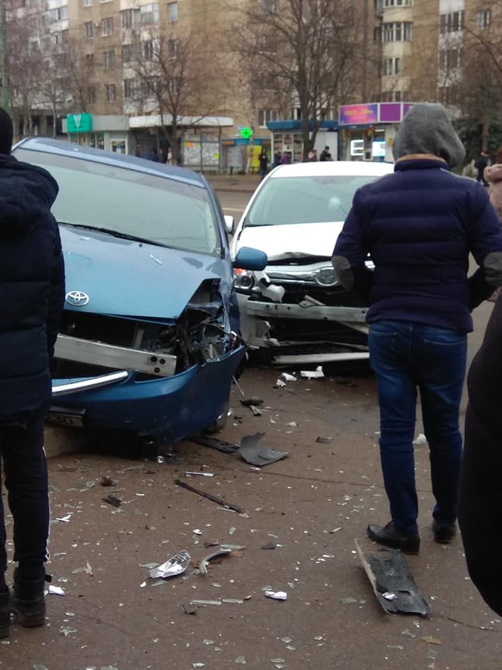 На Рышкановке столкнулись два автомобиля Toyota