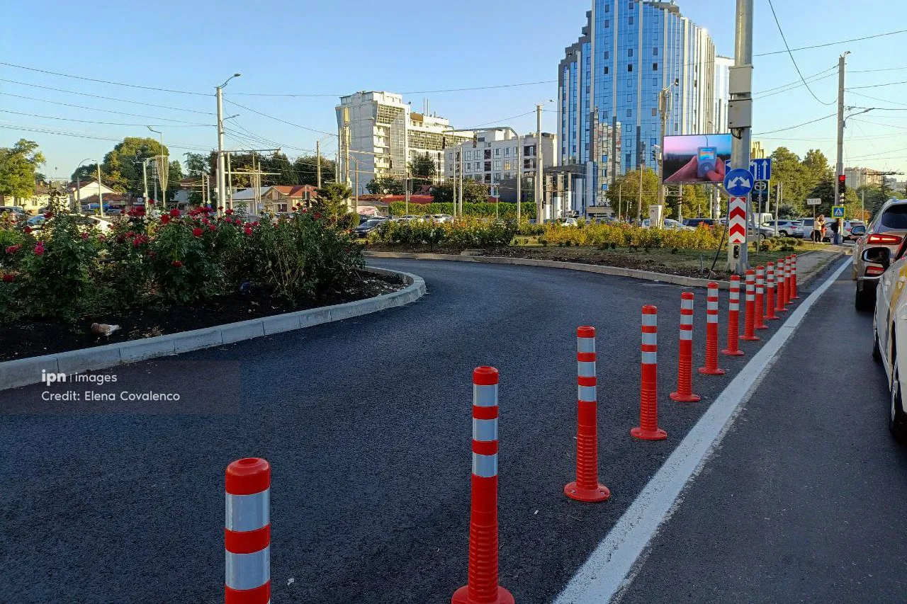O bandă pentru întoarcere, creată pe viaductul dintre Botanica și Centru