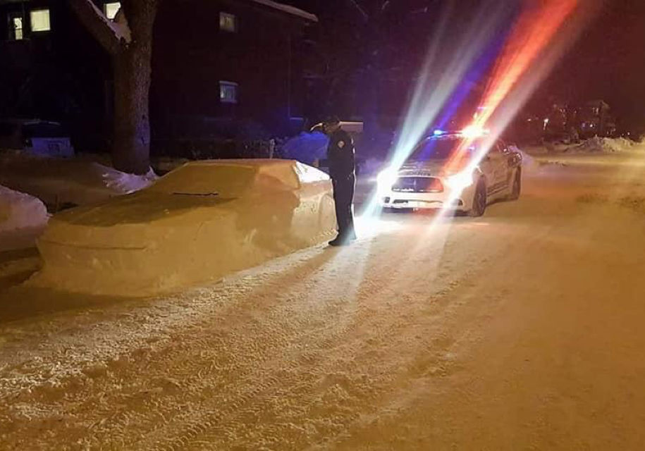 Polițiștii au încercat să amendeze o mașină făcută din zăpadă
