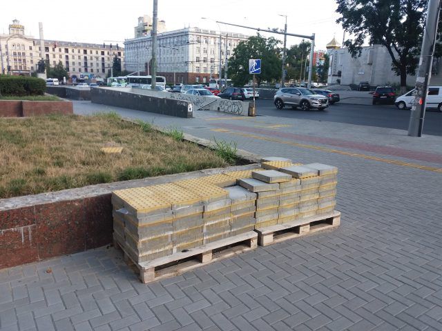 Укладка тактильной плитки на бульваре Штефана чел Маре завершилась, едва начавшись