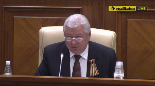 Socialiștii au venit cu Panglica Sfântul Gheorghe în Parlament