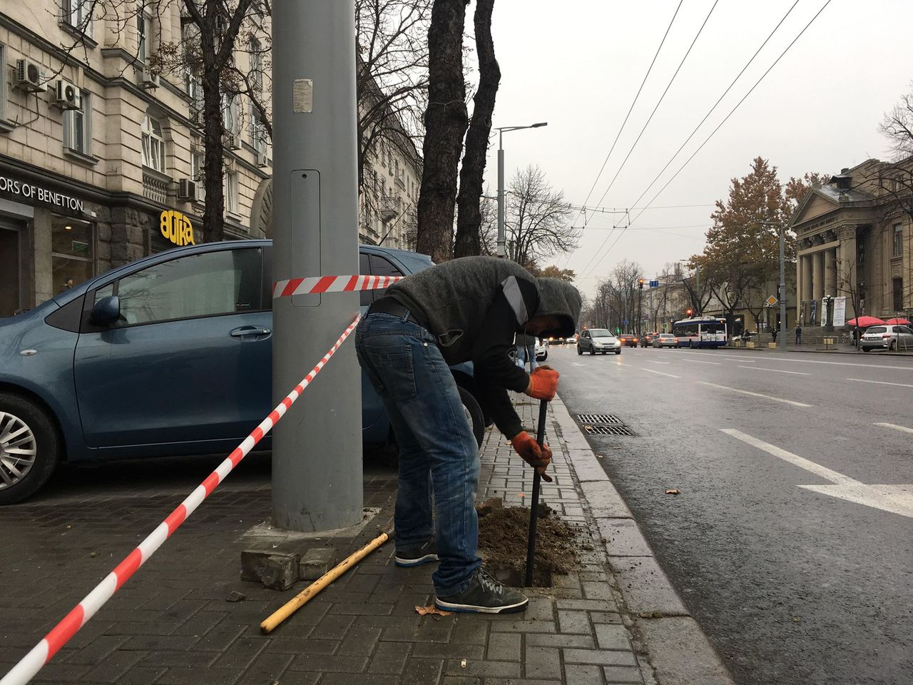 На проспекте Штефана чел Маре устанавливают антипарковочные столбики