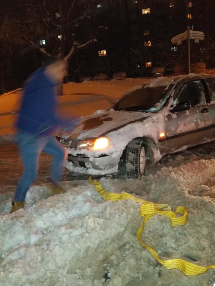 Водители помогали друг другу разблокировать застрявшие в снегу авто