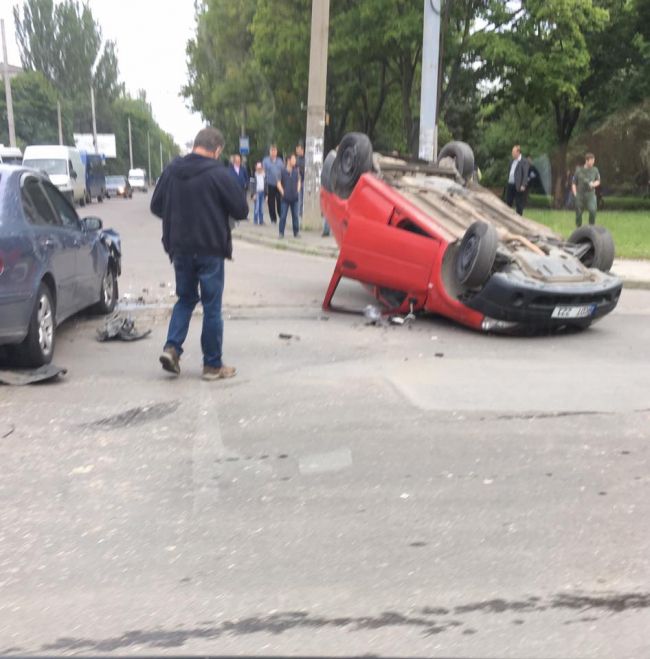 На бульваре Траян на Ботанике перевернулся автомобиль