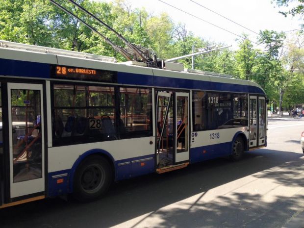 Un troleibuz i-a ”luat pe sus” ușa mașinii sale, parcată neregulamentar pe bd. Ștefan cel Mare